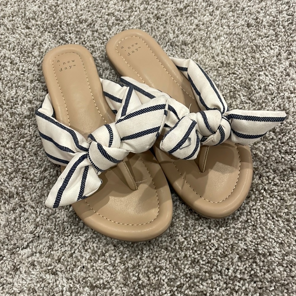 Womens off-white and navy adley bow flip flops